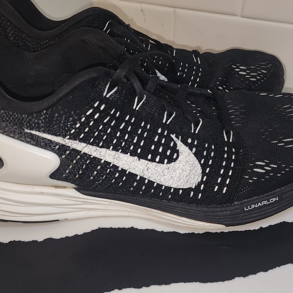 Nike 9.5 men's athletic shoe - Picture 2 of 4